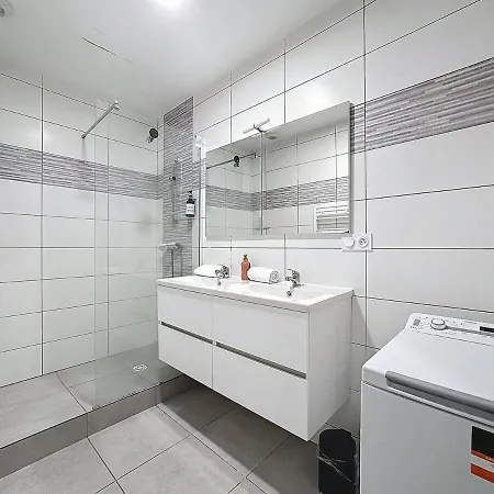2 Réunis 6 Parking 16 Pers Appartement